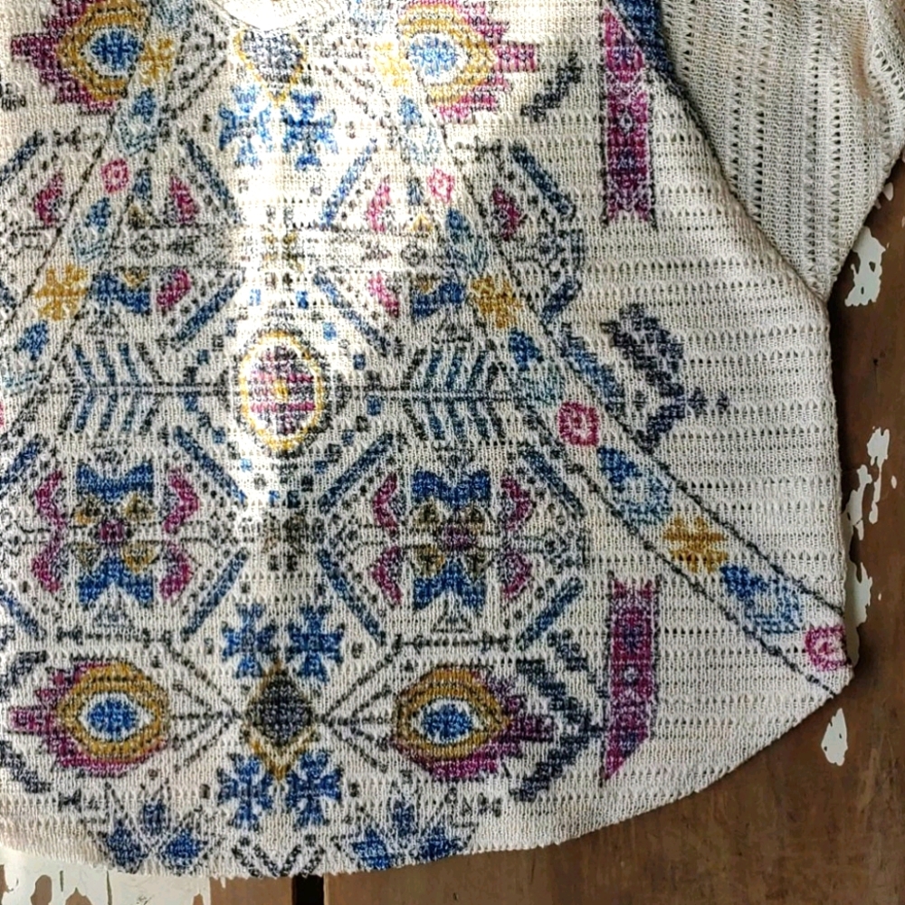 Eyeshadow Worship The Sun Batwing Crochet V-Neck - Picture 5 of 16